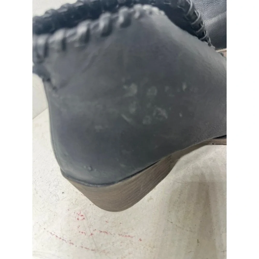 Volatile black ankle